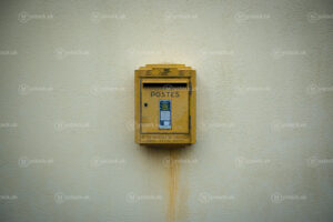 Echoes in Yellow: La Boîte aux Lettres